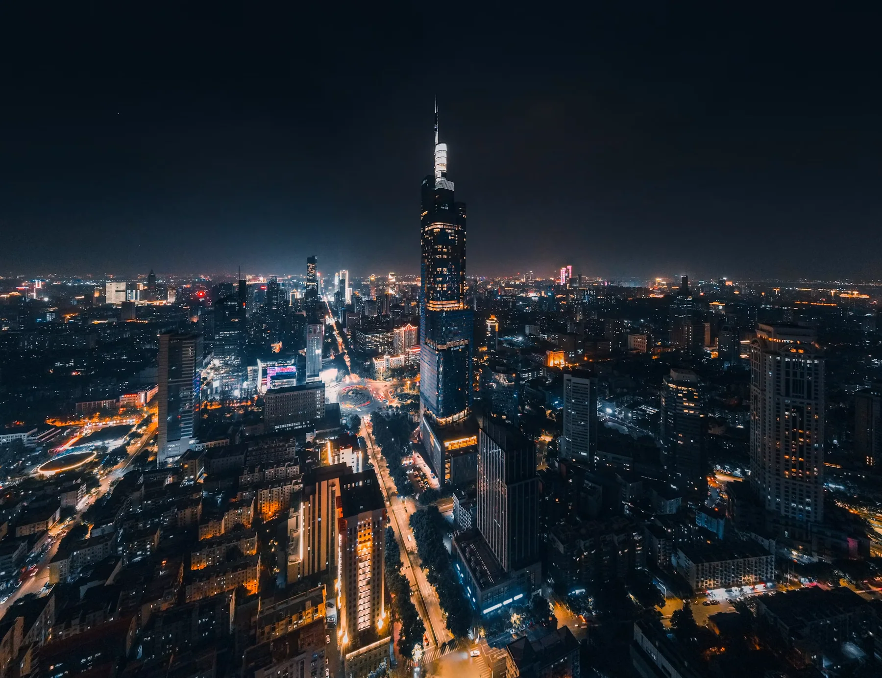 夜幕下灯火延伸的南京城市
