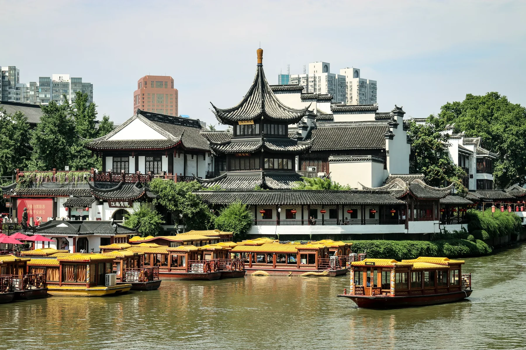 秦淮河畔的游船与传统建筑