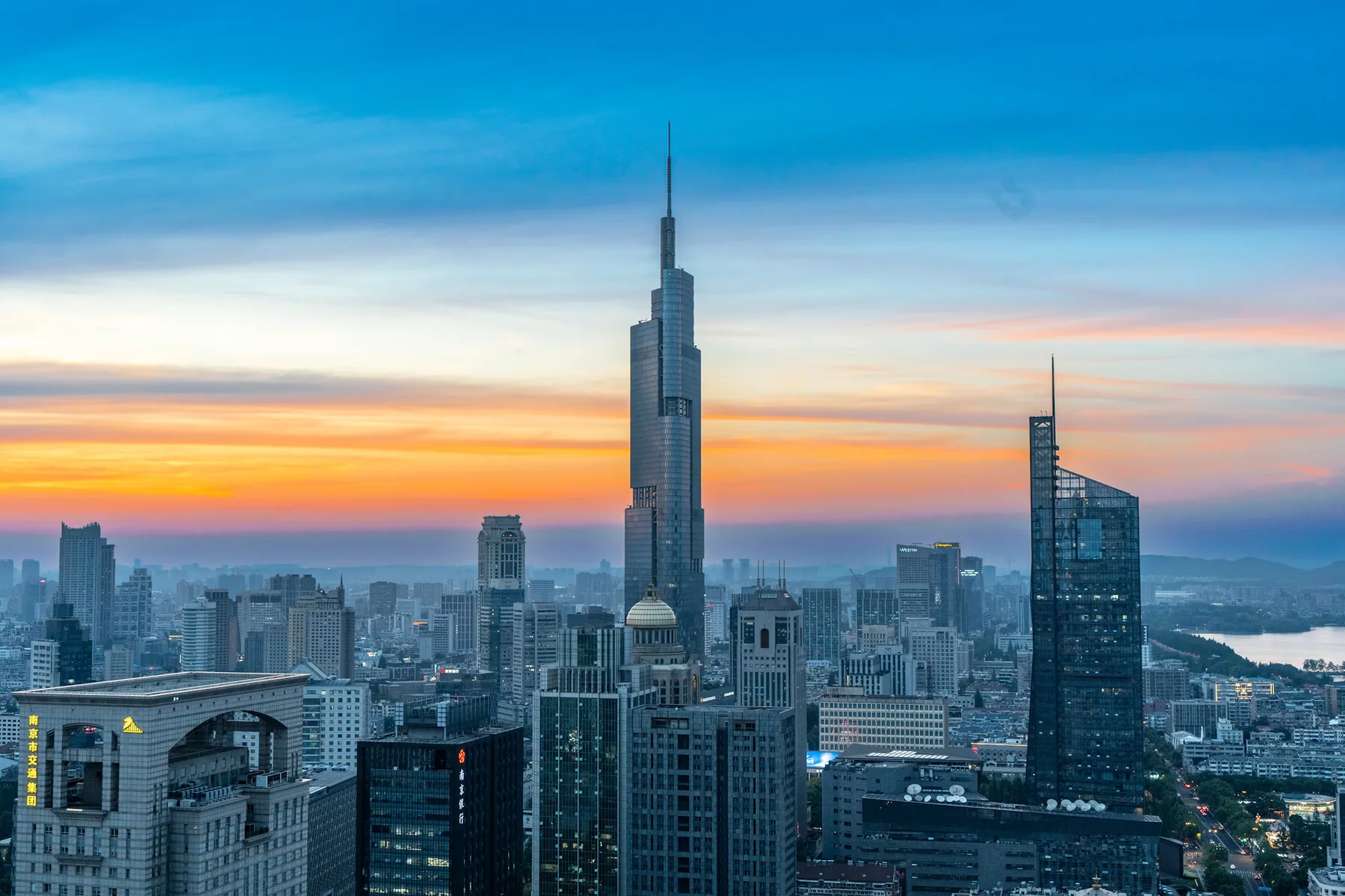 夕阳下的南京城市天际线