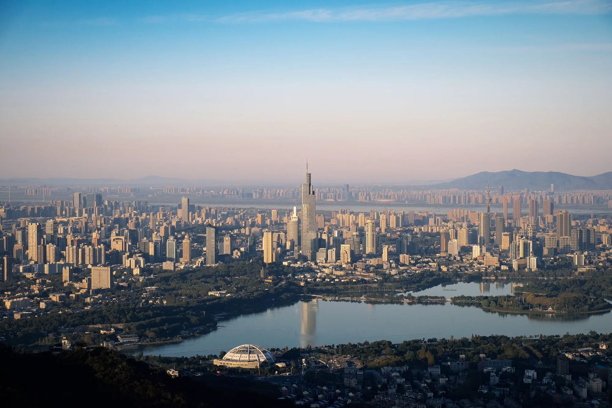 南京玄武湖与城市天际线全景